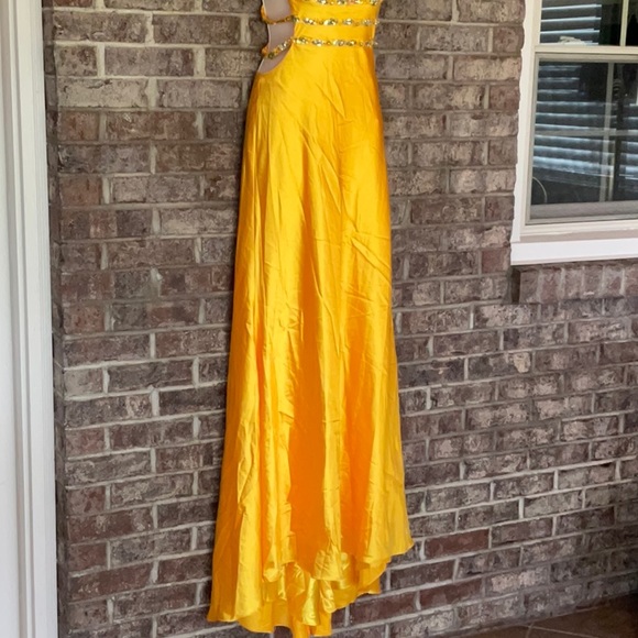 Milano formal dress 👗 - Picture 5 of 16